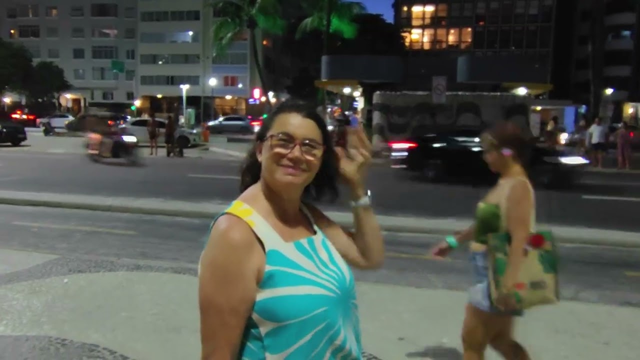 Caminhando pela orla de Copacabana domingo a noite 