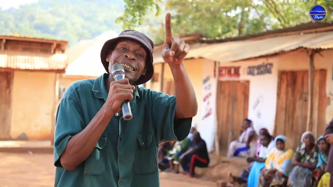 WANANCHI MHINDURO WATOA YA MOYONI KWA DC KALIMA WAKATI WA ZIARA YAKE YA KUSIKILIZA KERO