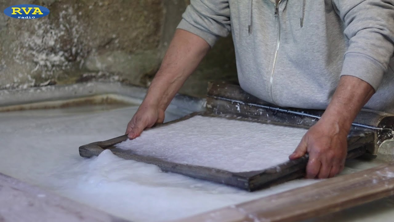 ESCAPADES EN AUVERGNE - Au moulin Richard de Bas, on fabrique du papier depuis des siècles à Ambert