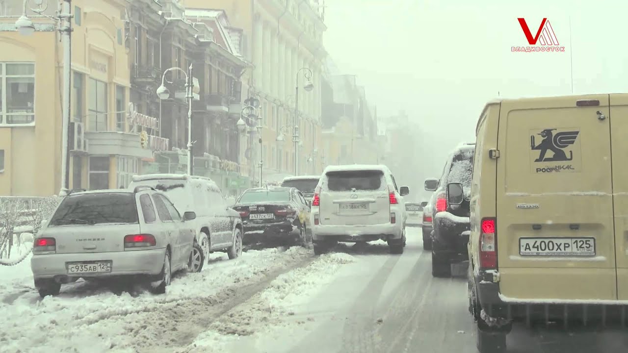 Шторм во Владивостоке. Дождь и снег сделали свое дело.