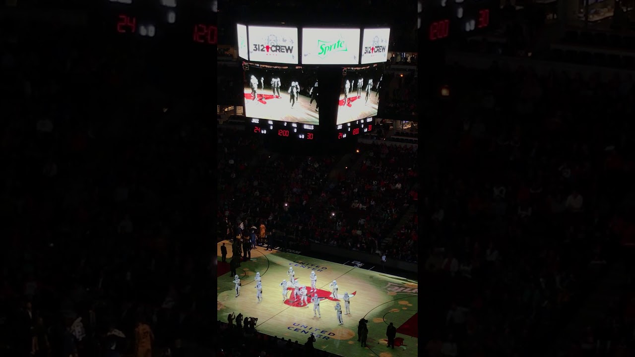 Stormtroopers Dance in United Center (2017-12-13)