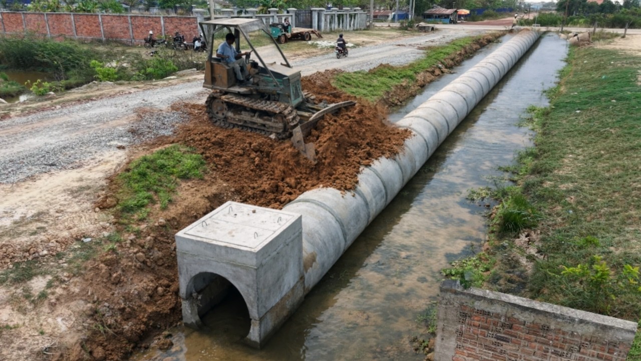 COMPLETE100% Fill Land On Drain Use Skill Bulldozer Pushing & 5-T Dump Truck Technique Loading Soils