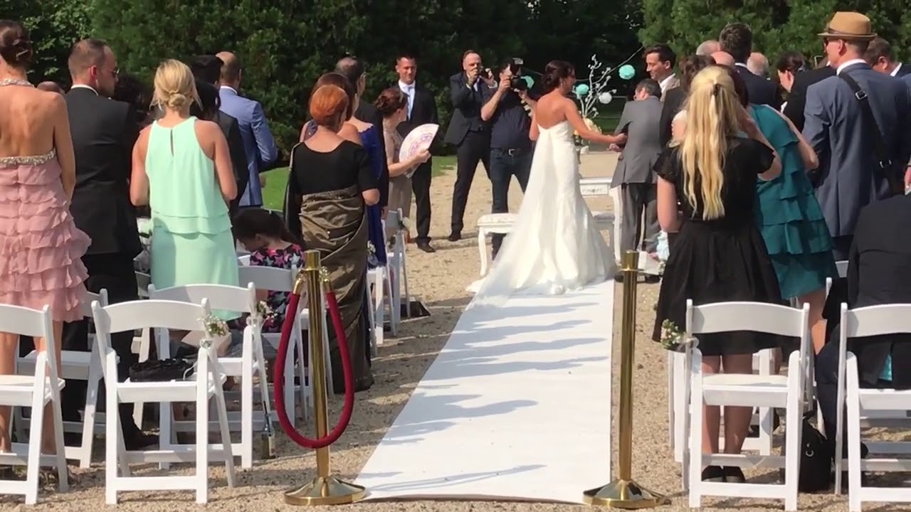 Halleluja - T&ouml;chter singen f&uuml;r ihre Mutter zur Hochzeit