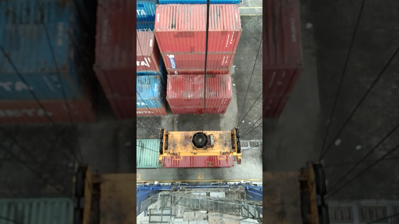 (rtg crane) loading container. 8boxes in 7mins .MV lorcon visayas..single left vs twin left