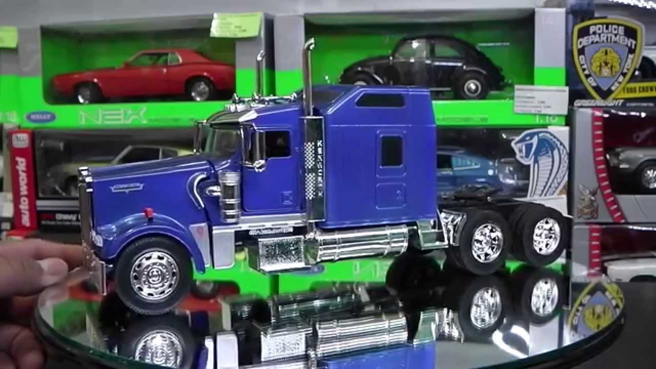 Revisión 1:32 / Kenworth W900 Aerocab, de New Ray.