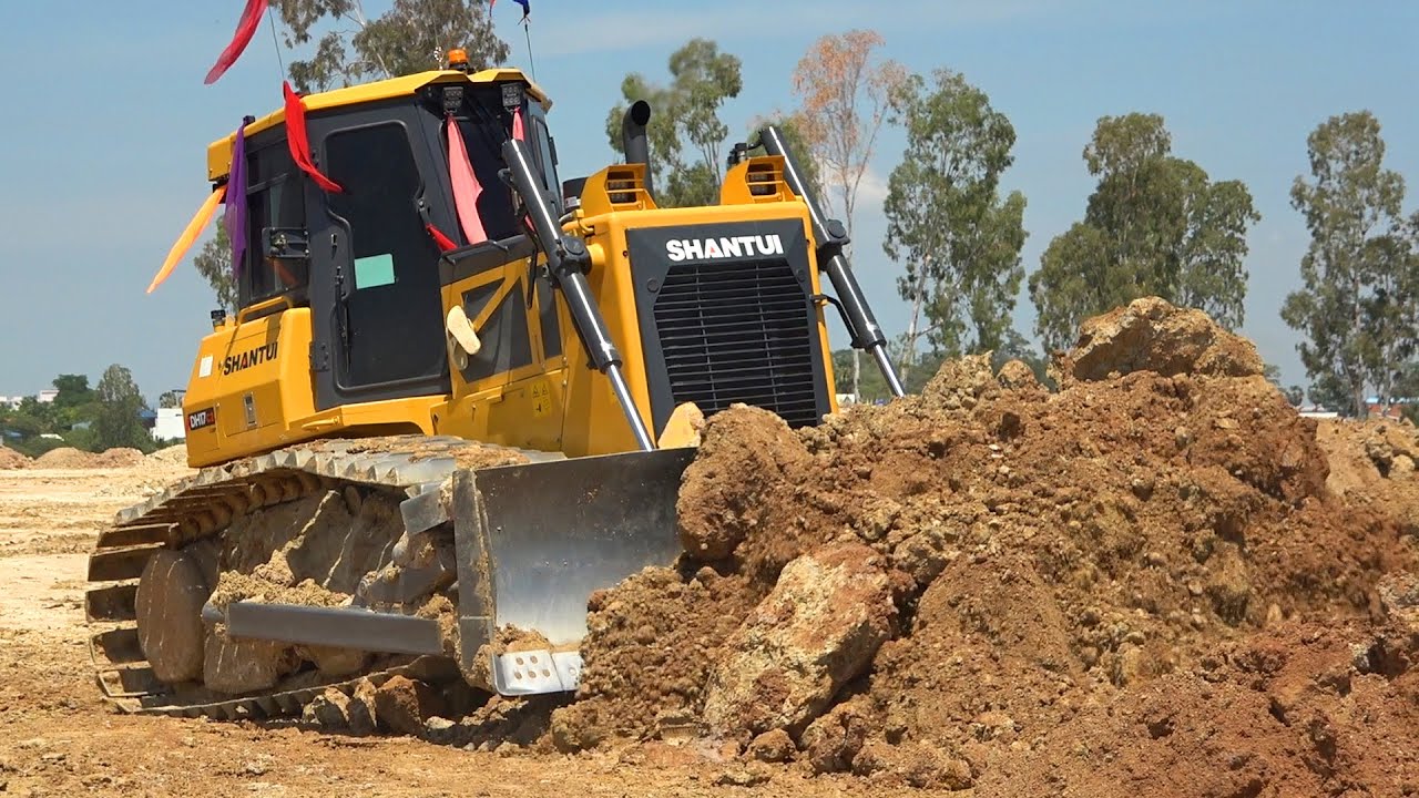 Bulldozer Shantui DH17C2 Spreading Dirt