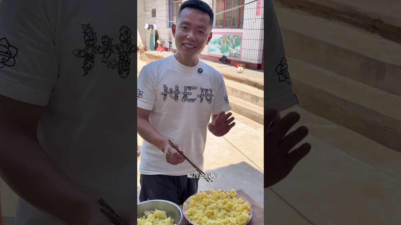 土豆糍粑 瓷碗里卧着一团雪——是洋芋搅团揉得绵密，指尖捏的劲道藏在细滑里，抿一口先触到凉，像接住了山涧的露。 随后是醋的酸、辣油的香，在舌尖缠成小团，咽下去时，喉咙里还留着洋芋本真的温软。这一口凉暖