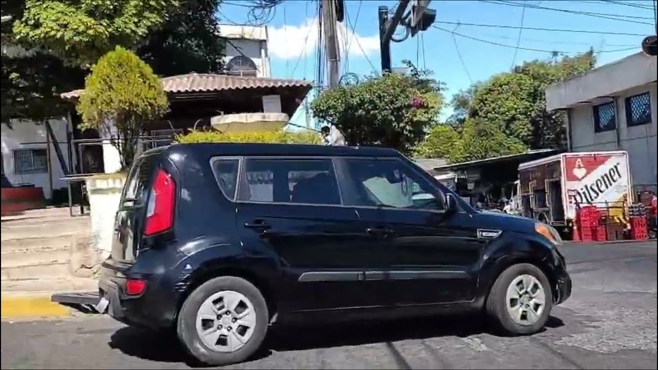 DE MEJICANOS HACIA LA COLONIA SANTA CLARA DE CUSCATANCINGO SAN SALVADOR. EL SALVADOR