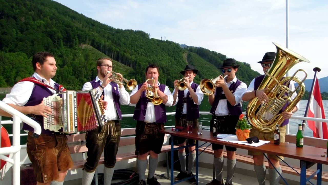 HAUSRUCK-BANDA: 'Polka' - live on board ship 'Unterach' ...
