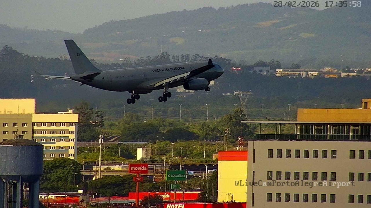 Pouso e Decolagem Airbus C-30 da Força Aerea Brasileira (FAB2901) com repatriados em Porto Alegre
