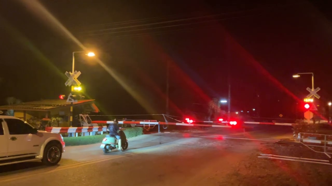 ขบวน52ผ่านจุดตัดรถไฟซุ้มบ้านเกาะจังหวัดอุตรดิตถ์