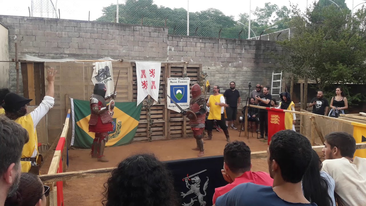 Carro&ccedil;a Medieval com Lutas com Armaduras(2)
