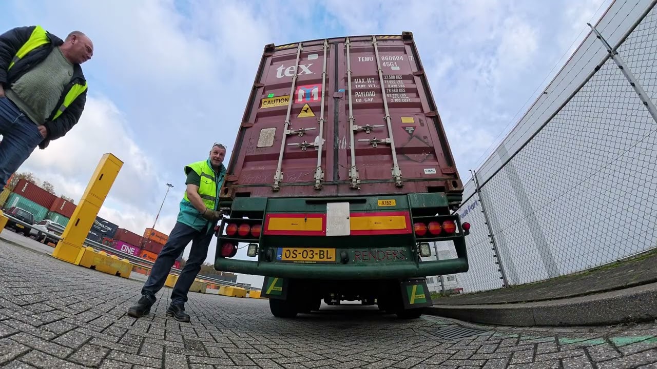 Ja hoor, container weer eens scheef op het chassis. Het gebeurt niet vaak gelukkig