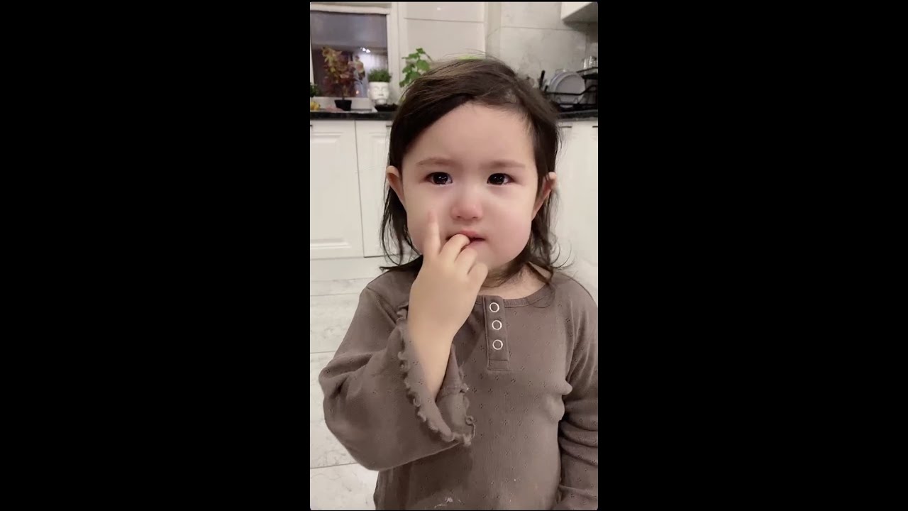 中俄混血萌娃小小年纪就被爸爸忽悠去挨揍！