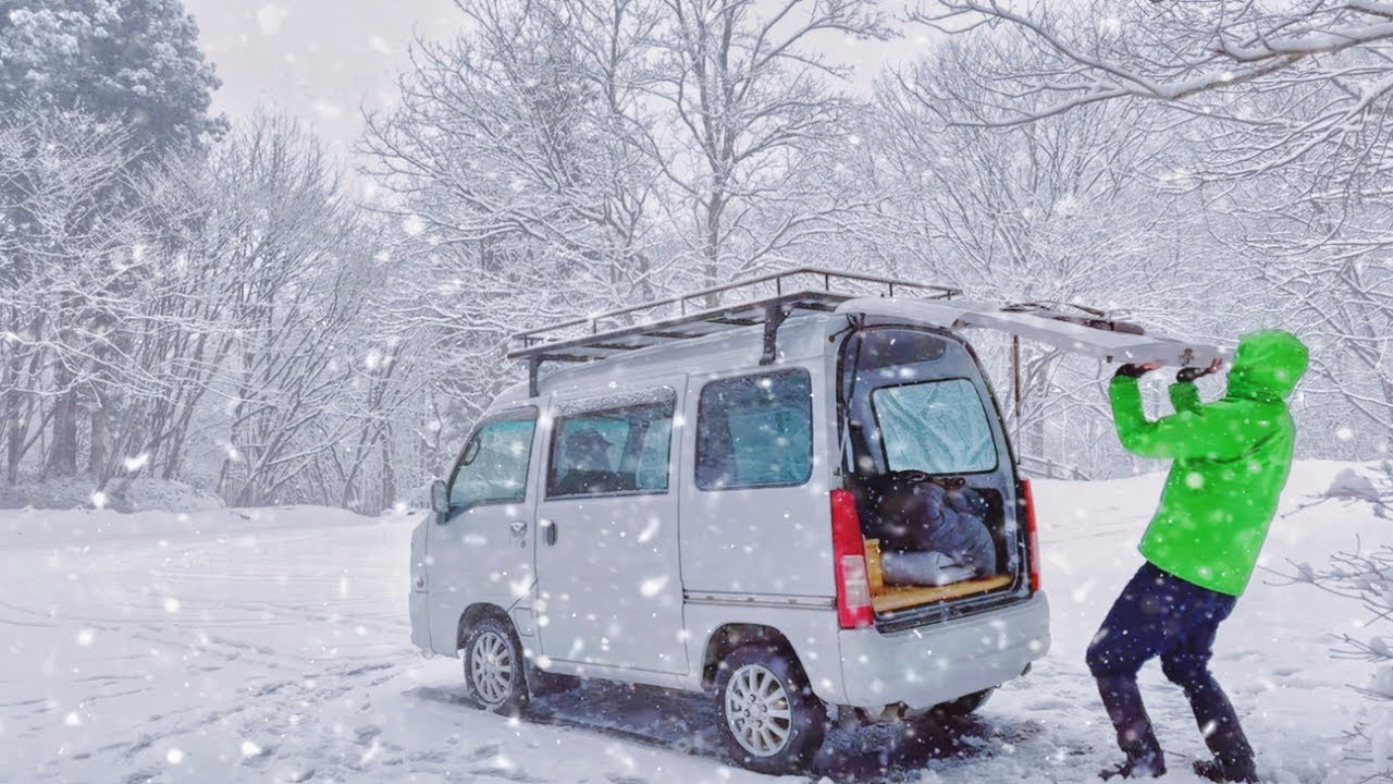 【雪中車中泊】軽自動車と誰もいない雪山で、ひとり車中泊していたら突然の来客、、