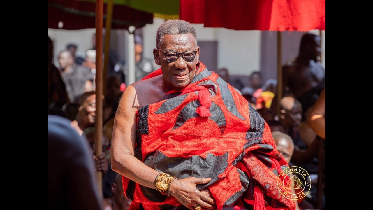 Otumfuo receives news of the passing of Mamponghene Daasebre Osei Bonsu II.