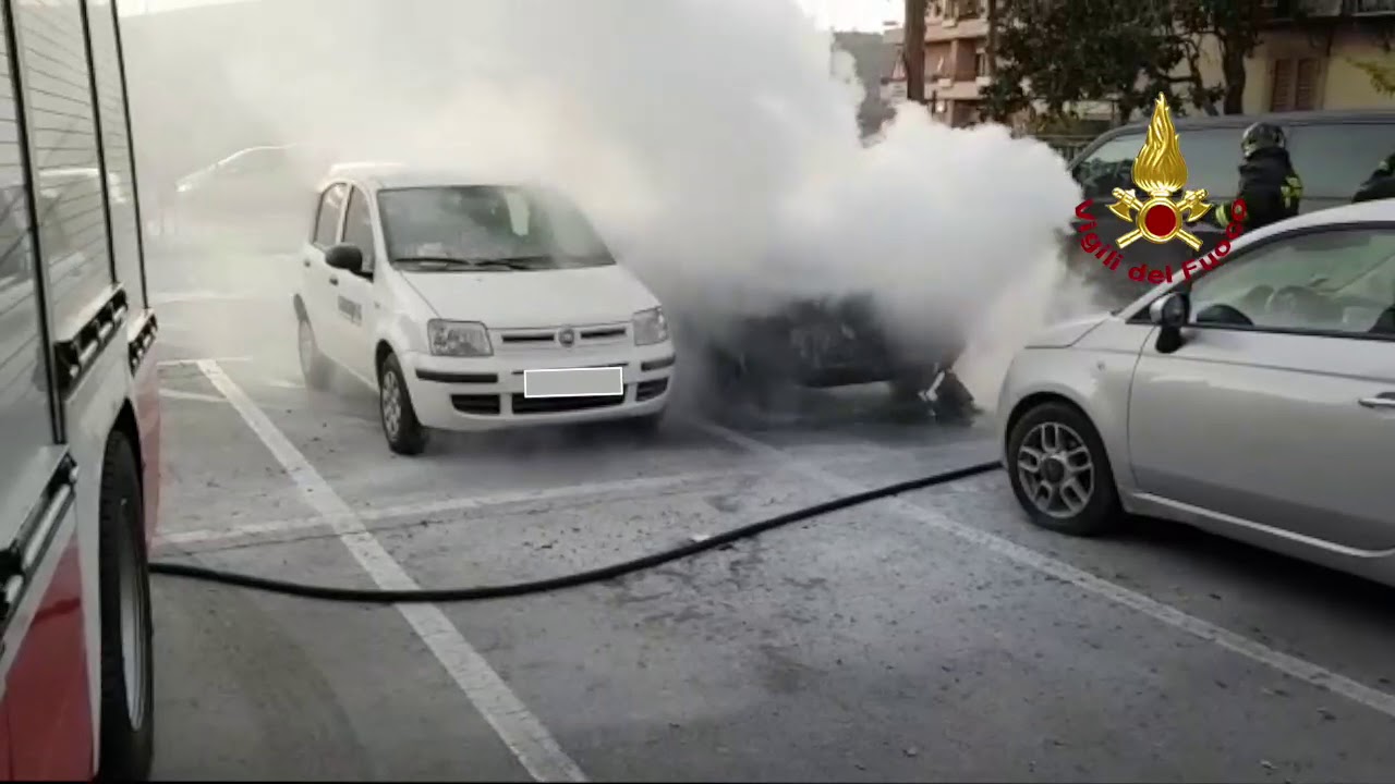 Magione, auto in fiamme: intervengono i Vigili del Fuoco di Perugia