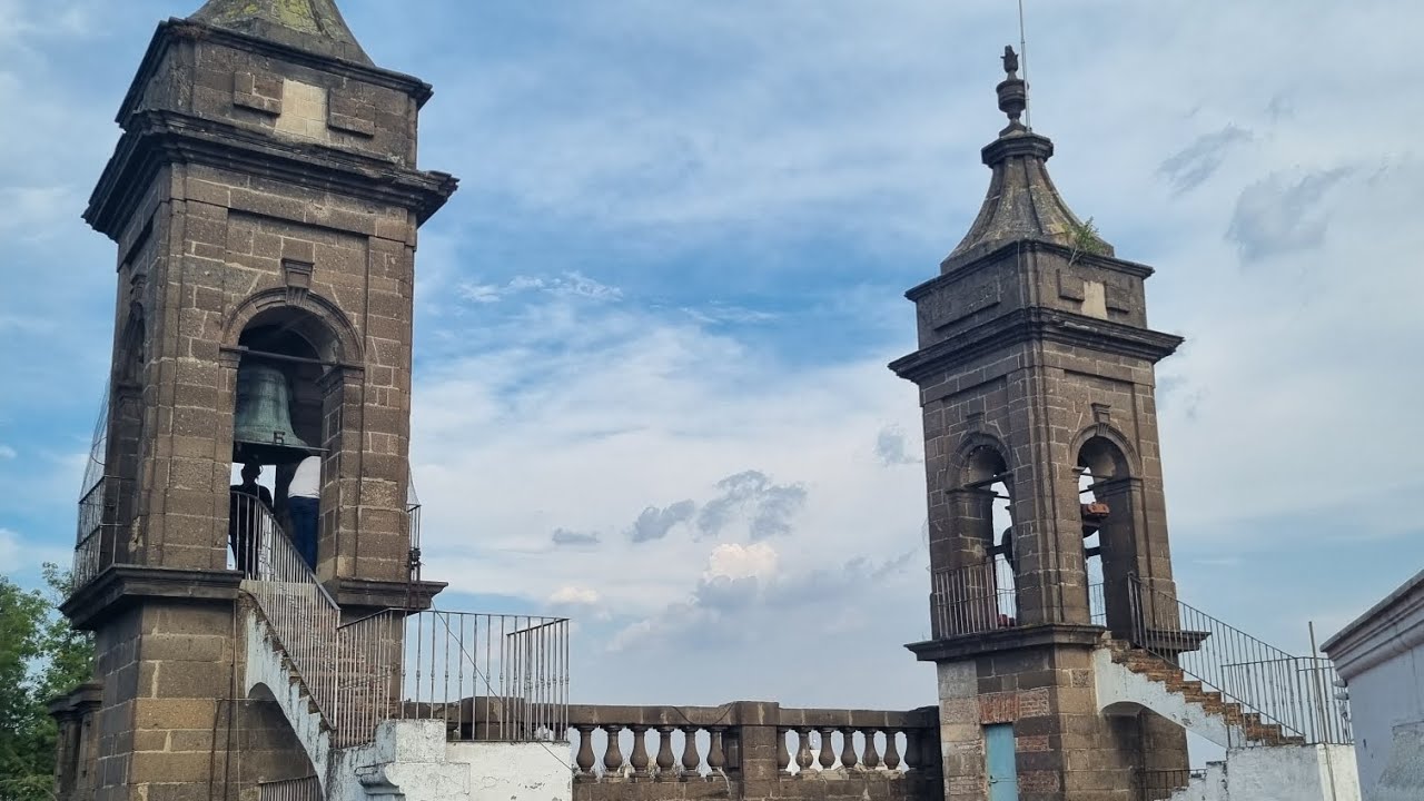 Repique de campanas en el Santuario de Nuestra Señora del Carmen en Gdl