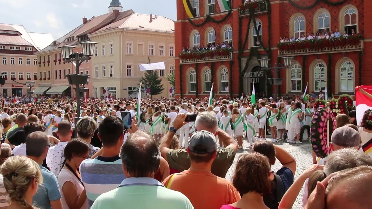 Forstfest Kamenz 2022 - Einzug - Kamenzer Schüler singer "Ein Städtlein hängt am Berge"
