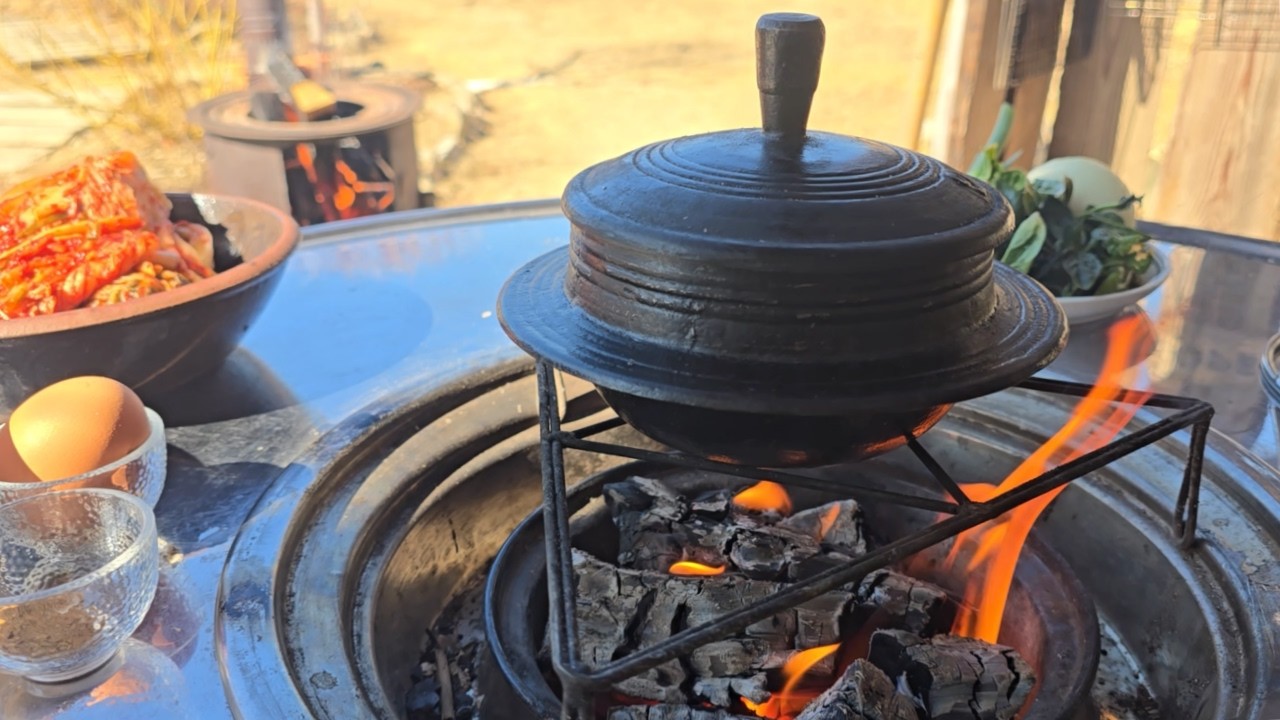 무쇠솥에 김치볶음밥으로.. 한끼 해결하려는데...