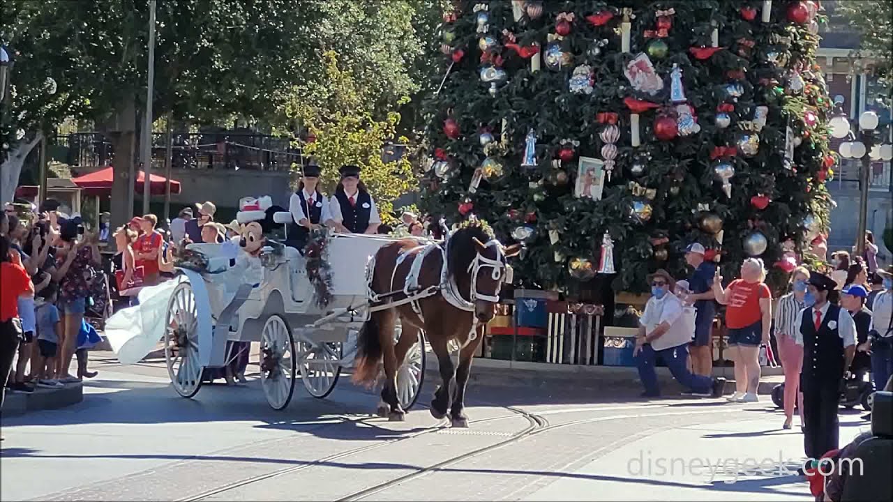 Disneyland: Mickey and Friends Holiday Cavalcade