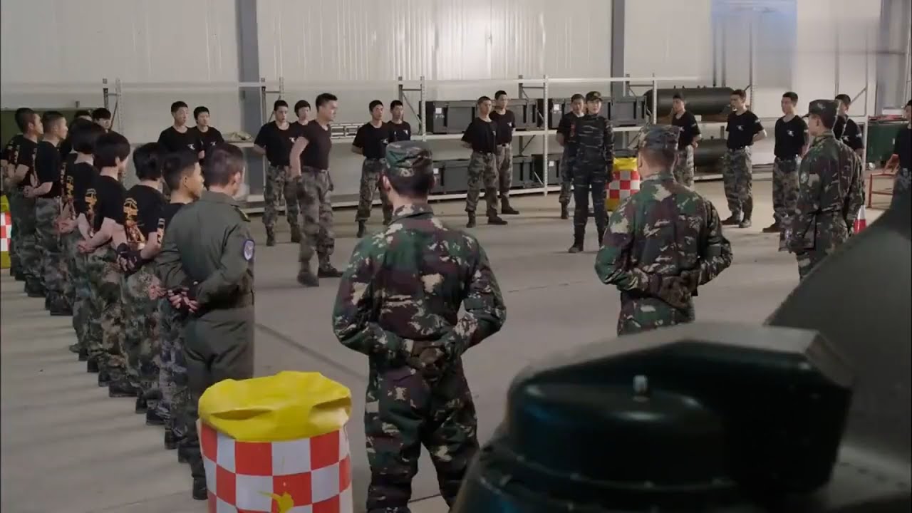女教官不甘心輸給新兵，非要跟他比一場，全場特種兵看呆了