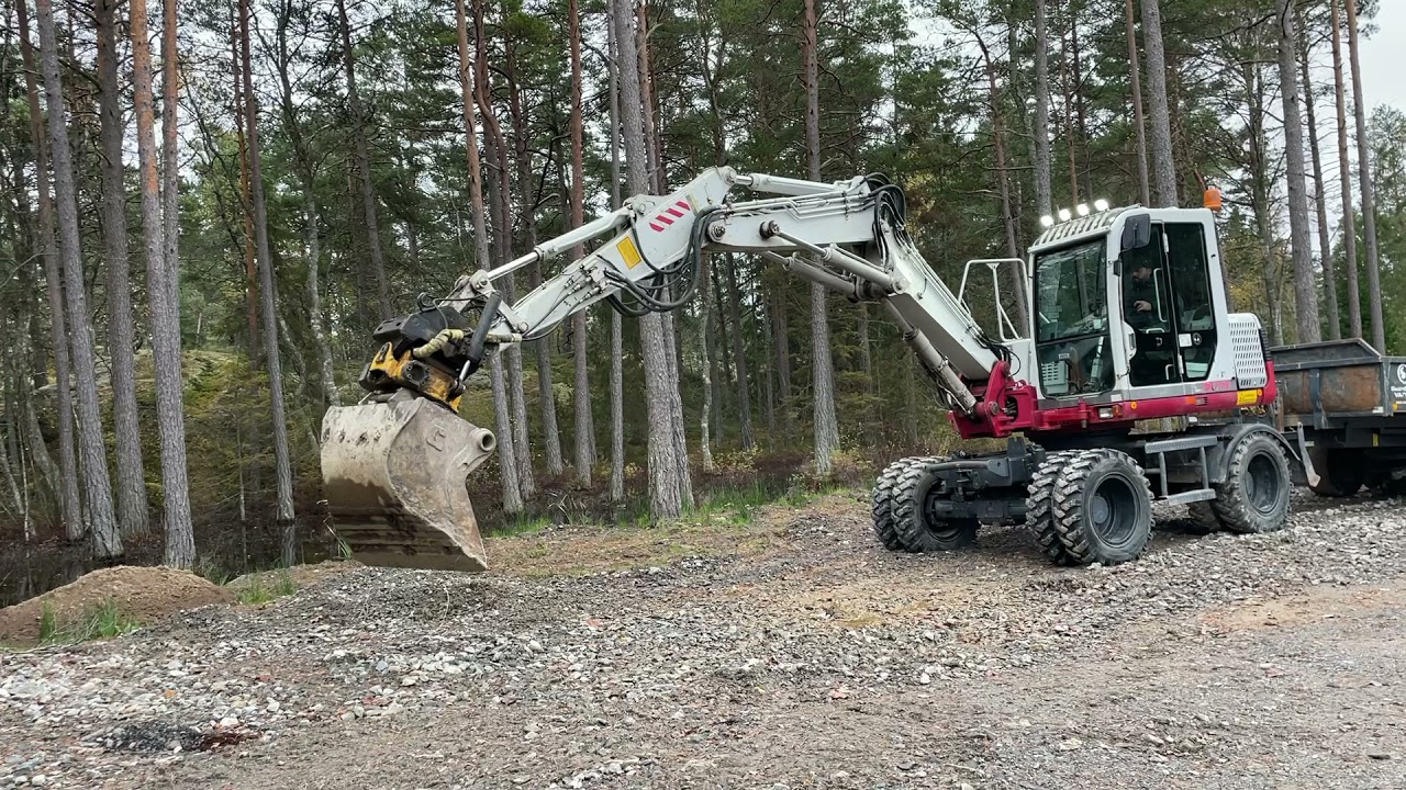 Köp Grävmaskin Takejob TB175W med tippkärra samt redskap på Klaravik