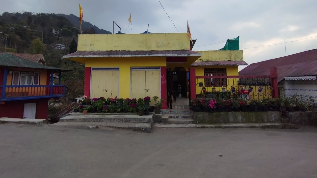 URGENT SALE ROADSIDE HOUSE PRICE  75 LAKH BUT PRICE NEGOTIABLE GENERAL REGISTERED KALIMPONG