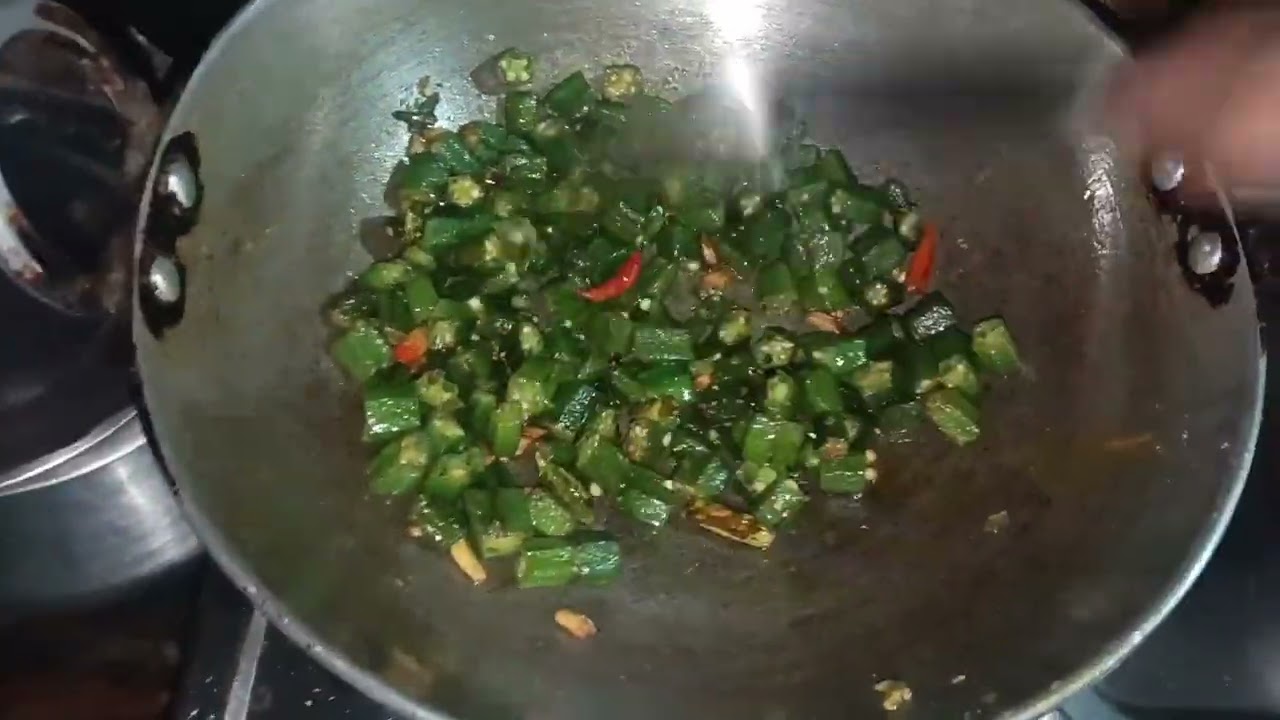 Looking for the perfect Bhindi Masala recipe that’s easy, spicy and absolutely mouthwatering? 🤩 