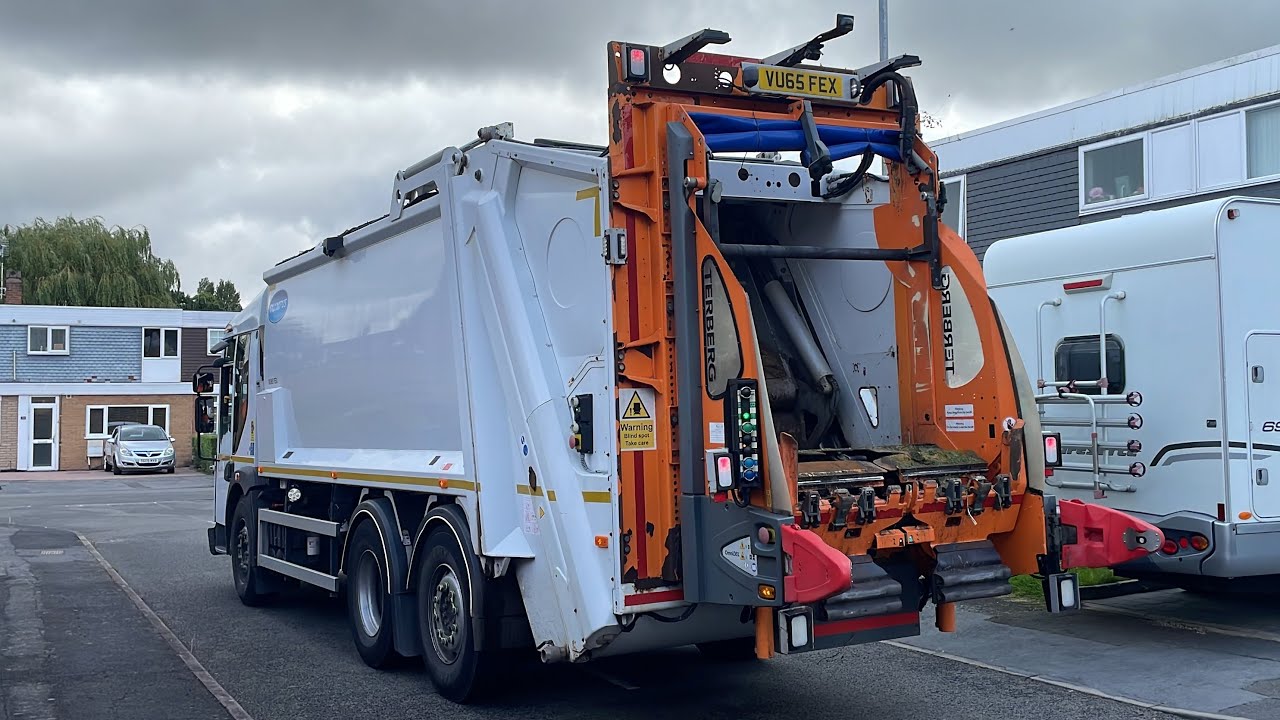 Dennis Elite 6 Refuse Truck on Garden Waste, FEX