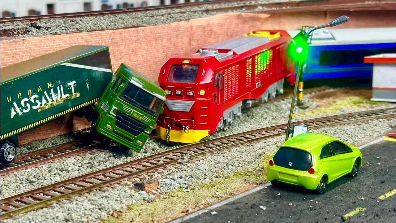 Kereta api CC300 SS new Generation ngebut menabrak Truk Trailer yg terpalang direl perlintasan#train