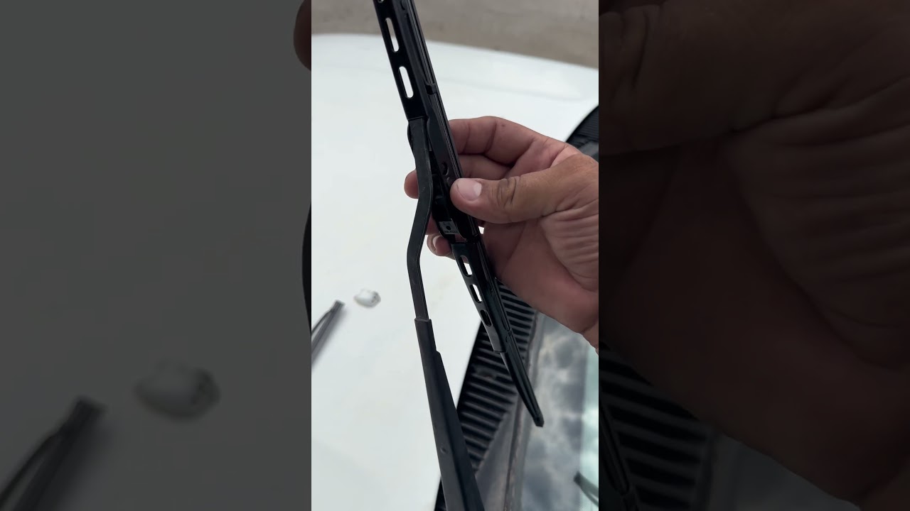 C&oacute;mo instalar unas hojas limpiaparabrisas #mecanica #autos #taller