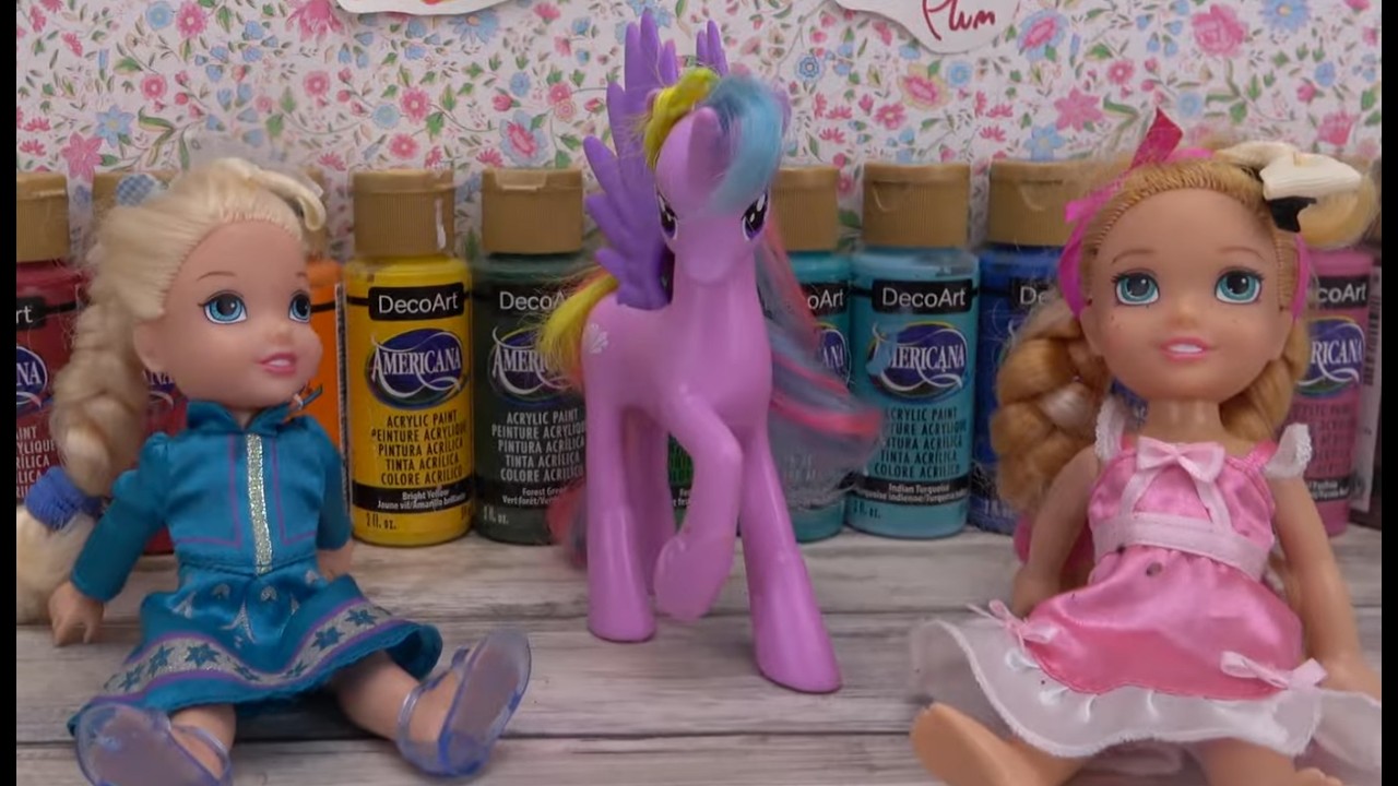 Elsa and Anna toddlers customize a pony part 2
