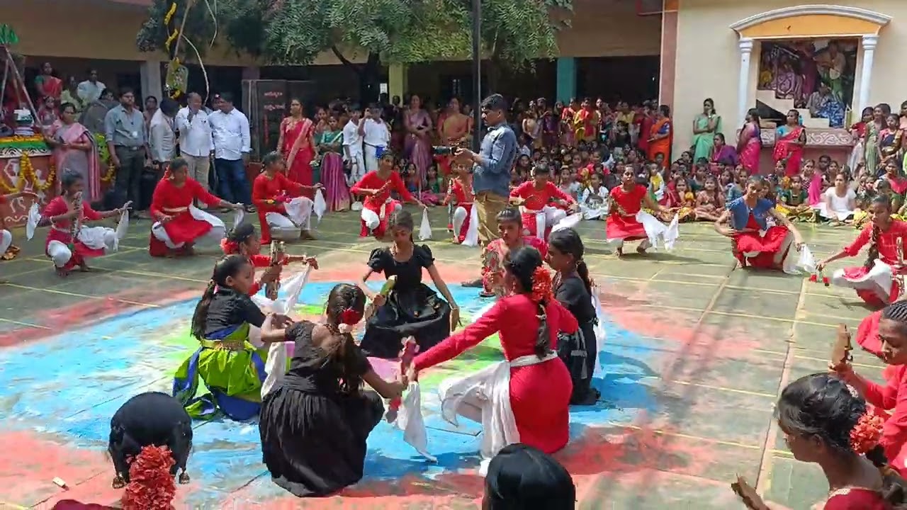 Swamiye Saranam Ayyappa 🙏🙏🙏 #chakkabajana #swamy #ayyappaswamy #nikkyvlogs #gopikrishnaschool #dance