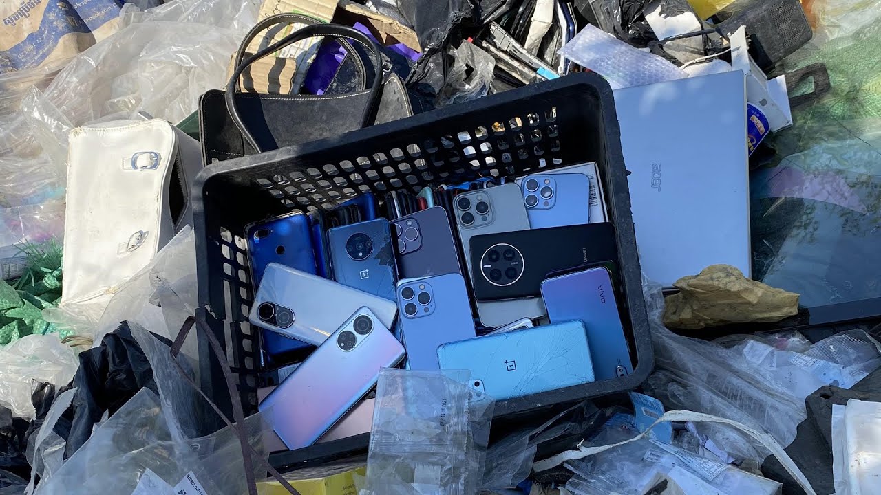 So Lucky🤑 Found Many Phones iPhone 15 iPhone 14 iPhone 13 Huawei Samsung Vivo OPPO From Landfill!