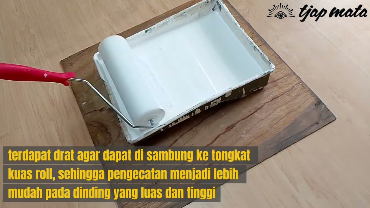 PROSES PENGECATAN TEMBOK MENGGUNAKAN PENGADUK CAT DAN KUAS ROLL BUSA 