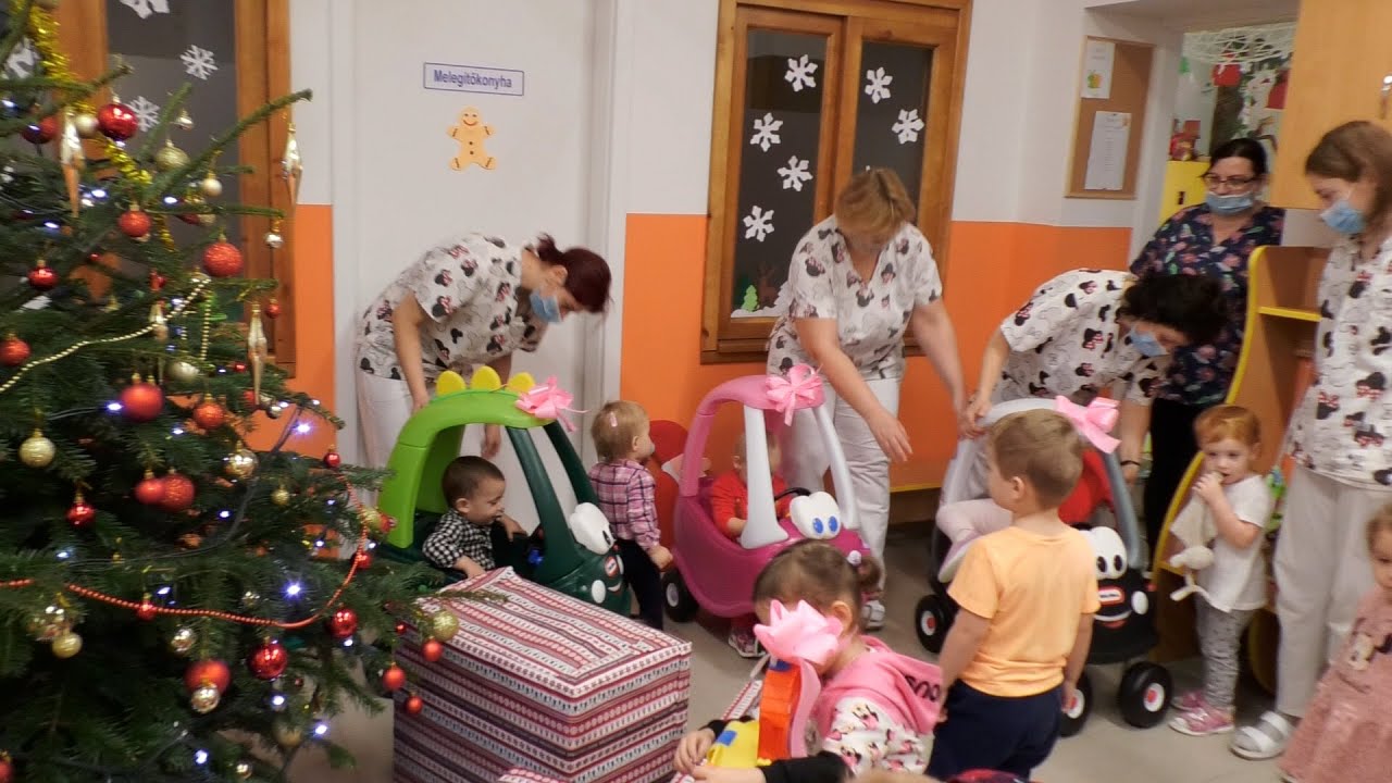 Karácsonyi ajándékozás a hernádi Csicsergő Bölcsődében 2021
