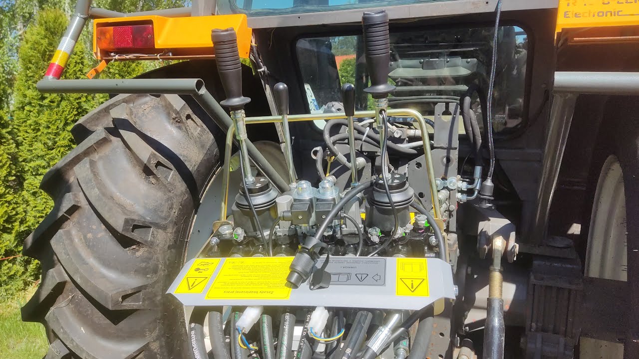 Reno 103.54 z przyczepą leśną 10t FAO FAR montaż rozdzielacza hydraulicznego