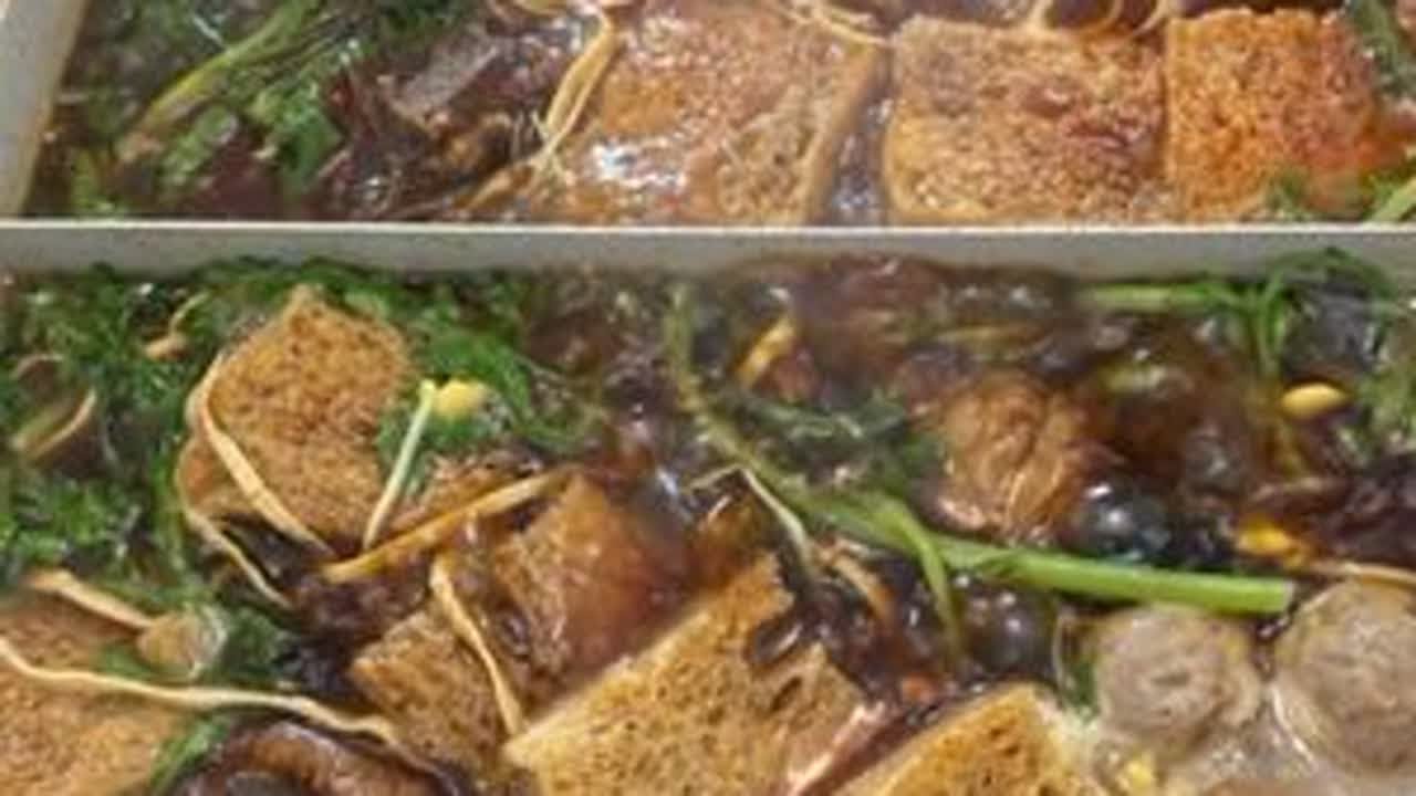 两个高中生好不容易放一天假，他娘也终于可以睡到自然醒了。一觉醒来，他爸已经在准备午餐了。同城的网友姐姐给了一大盆牛排骨，孩子们要吃火锅，俺来炖上两锅牛排，给老人家送一锅，全家一起吃牛排火锅。#陪...