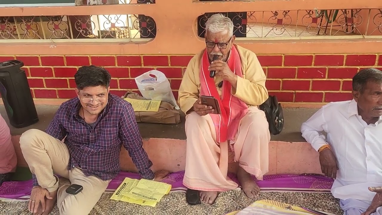 धरना स्थल पर कमल महाराज जी द्वारालोकप्रिय ‘फकीरा’ गीत की भावपूर्ण प्रस्तुति दी गई।
