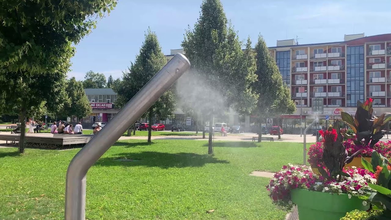 Mlžné sprchy v centru Vsetína nabízejí v horku příjemné osvěžení