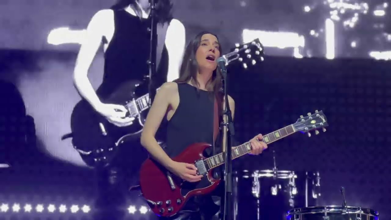 HAIM - Now I’m in It - LIVE - O2 Arena, London - I Quit Tour - 28 October 2025