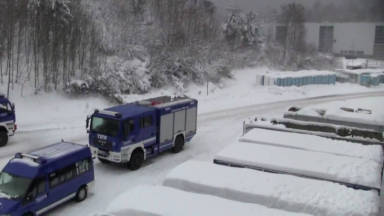 THW Einsatz - Hallendach von Schneelast befreien