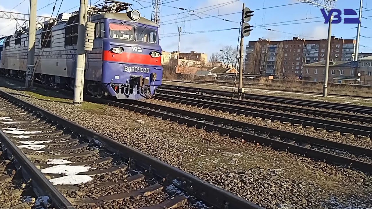 ВЛ80т-1030 приписан до ТЧ-5 Полтава с грузовым поездом прыбывает на 4 путь станции Полтава-Киевская