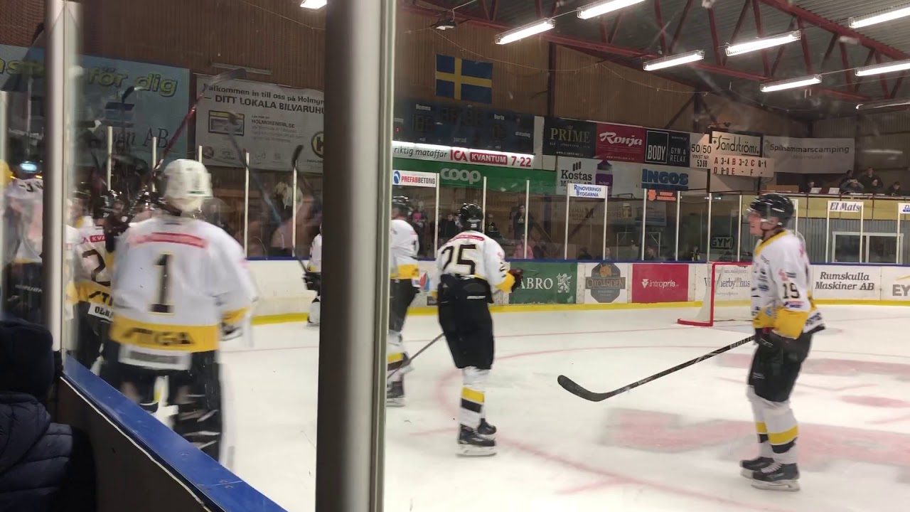 Tranås firar framför fansen efter segern mot VH