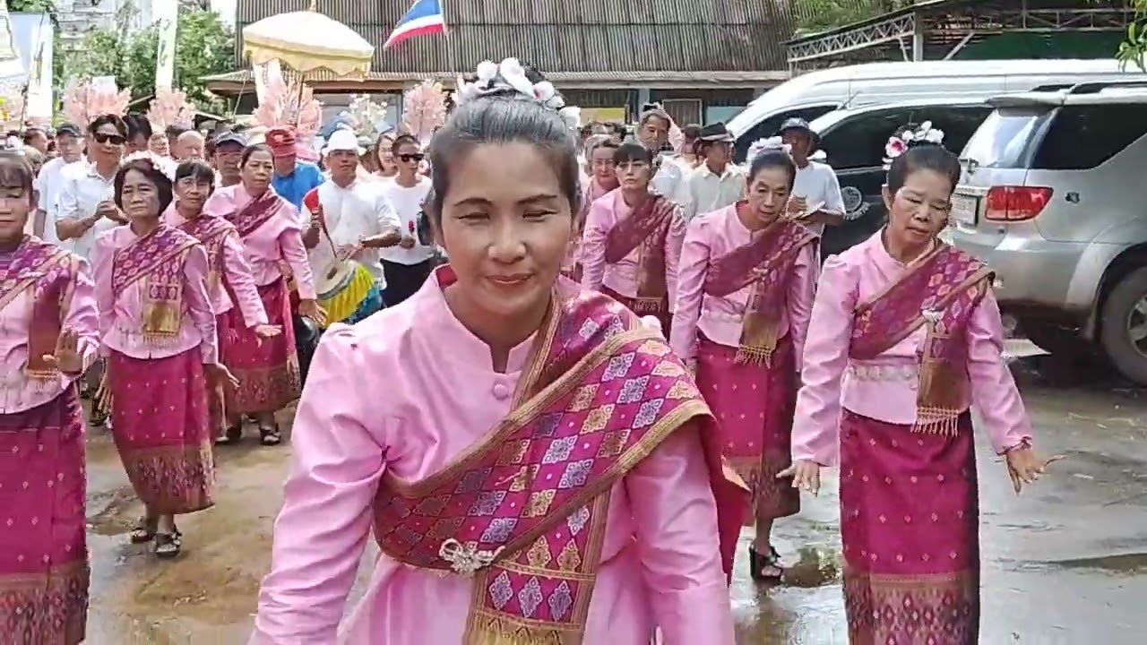 ประเพณีทอดกฐินวัดบ้านแป้นตำบลบ้านสา ม่วนกันหลายๆครับ ได้บุญกันทุกคนนะครับ