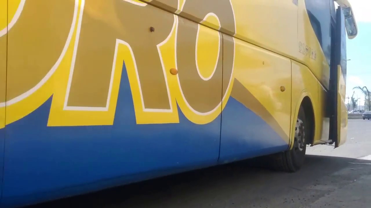 Autobús Oro despegando en Puebla