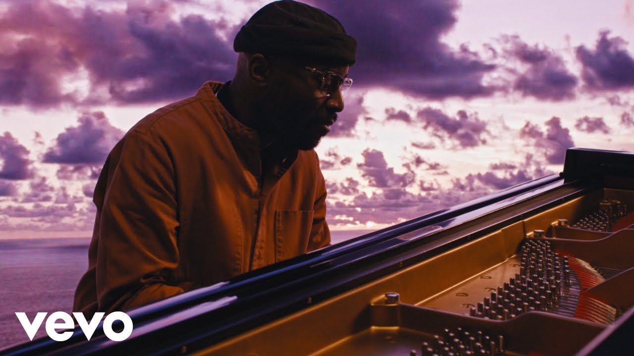 Alexis Ffrench - Golden (Performance Video)