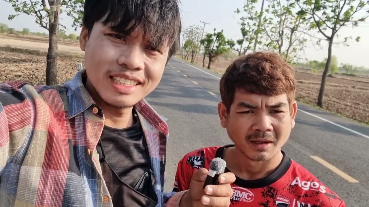 ถนนชนบทลาดยางทางไปนาคอนกรีต ครั้งแรกที่ได้เห็นนึกว่าทางเข้าเมือง