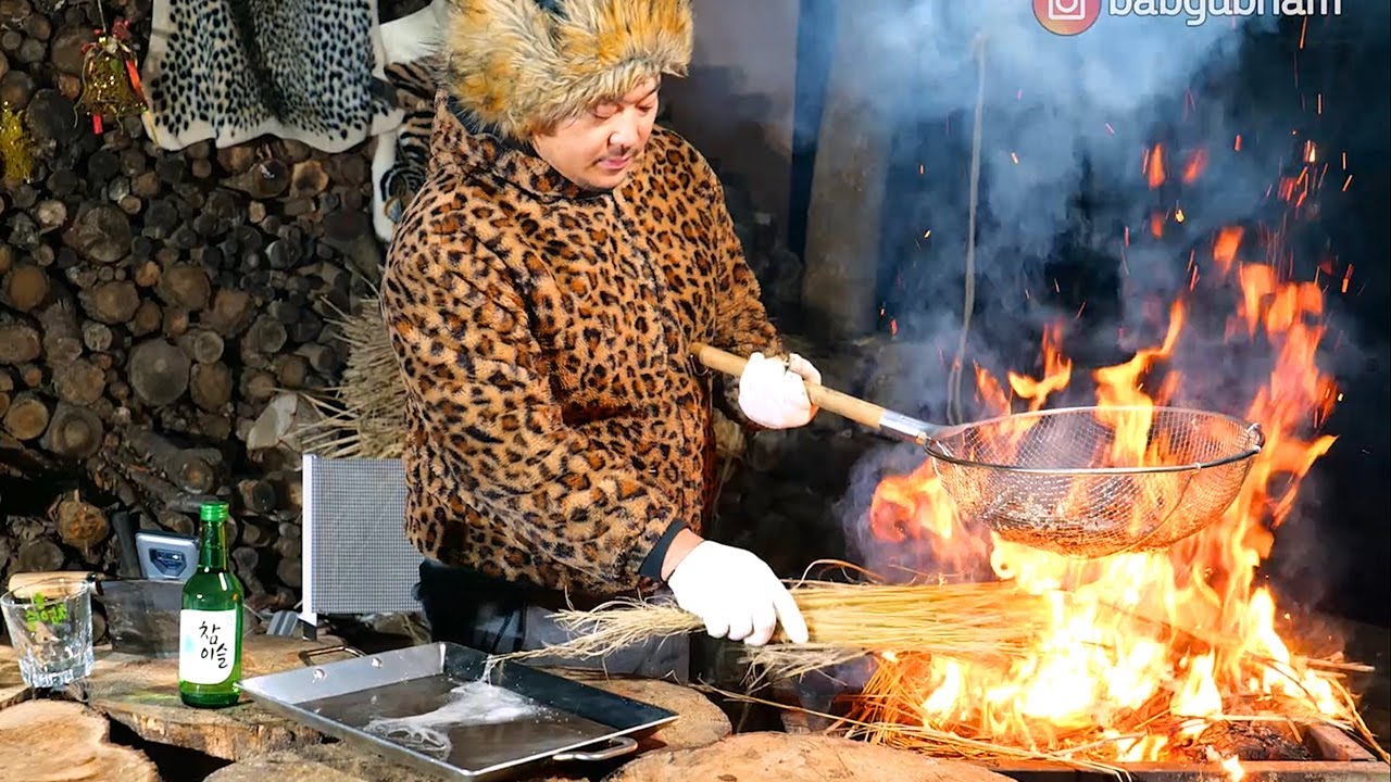 살아있는 산꼼장어를 짚불에 넣으면 이렇게 됩니다!  / sea eel fire~!
